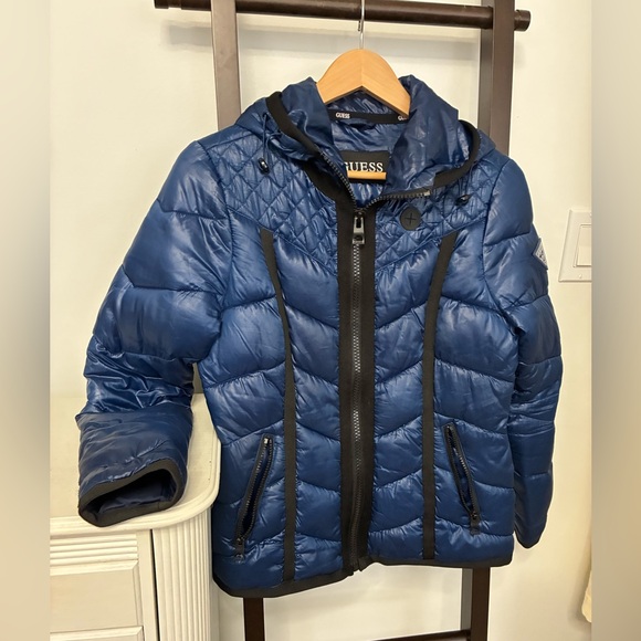 Women’s size small Guess Navy blue Puffer Coat with hood. Logo on left arm. - Picture 2 of 13